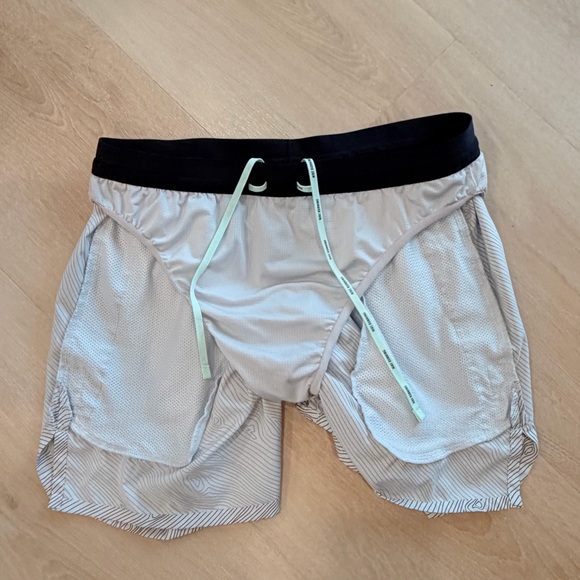 Like new! Nike Dri-Fit running trail shorts 5” - Picture 3 of 5